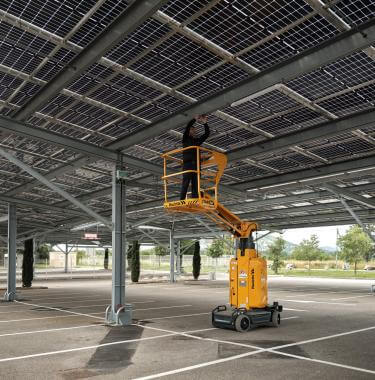 Collaborateur inspectant une ombrière photovoltaïque