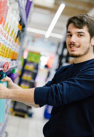 salarié dans un rayon de supermarché